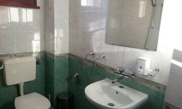 Фото номера Коттедж с 6 спальнями Дома для отпуска Guest House Lorian г. Маджаре 29